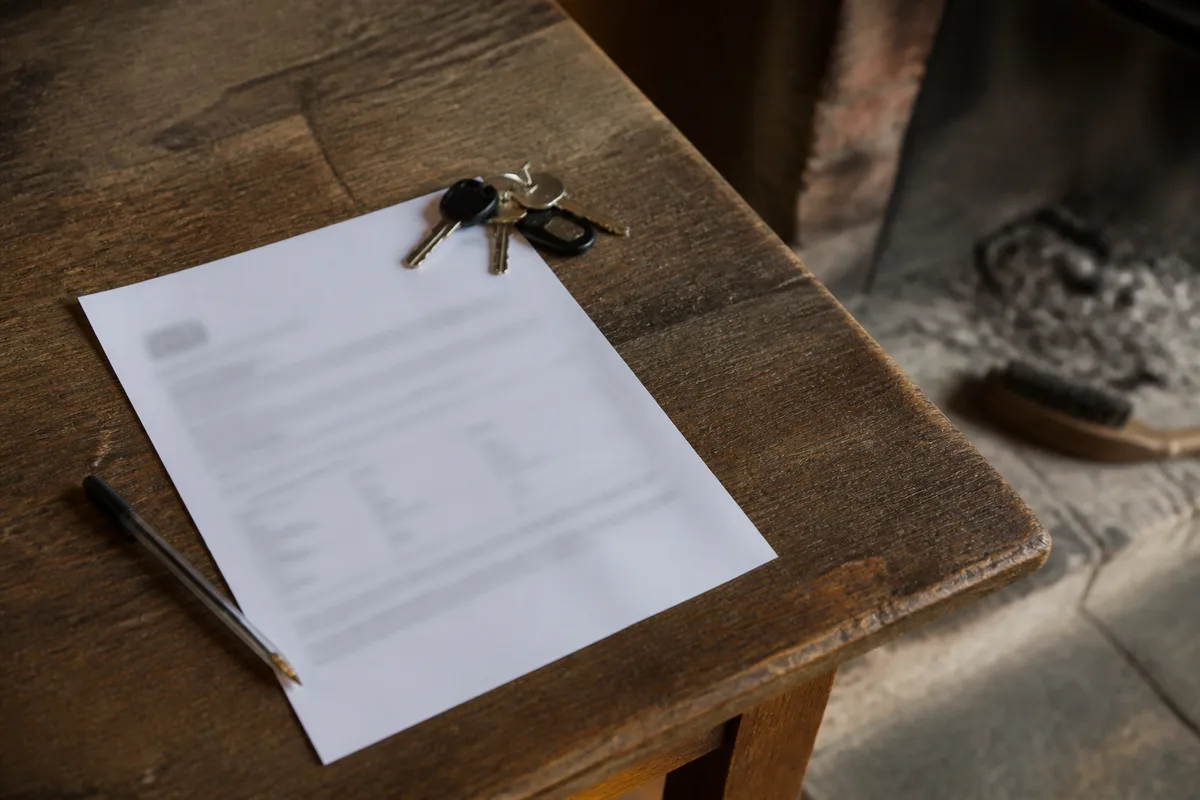 Certificat de ramonage rempli et signe pose sur une table en bois pres d une cheminee