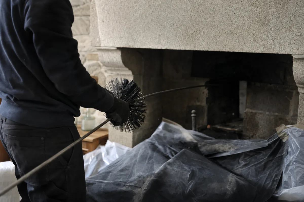 Ramonage d&rsquo;entretien d&rsquo;un conduit de cheminée dans une maison de pierre bretonne du Morbihan